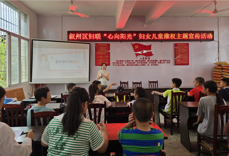 宣传活动现场。龙志供图