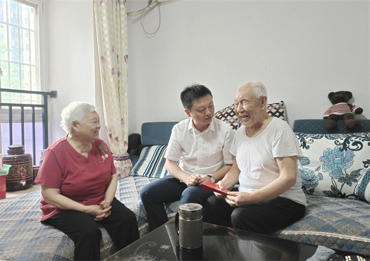 看望慰问伤残军人  自贡市退役军人事务局供图