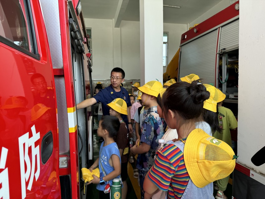孩子们正在参观消防车设备。青神县消防救援大队供图