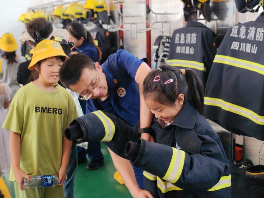 孩子们正在试穿消防救援人员衣服。青神县消防救援大队供图