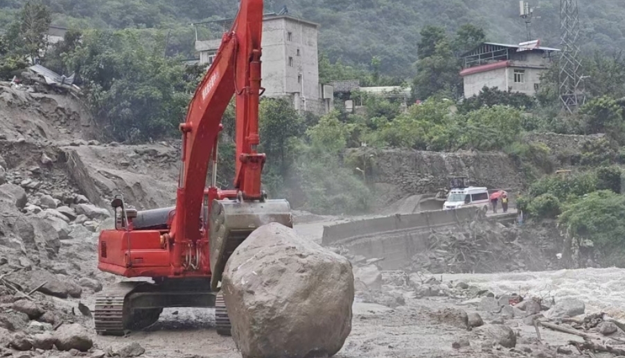 抢通被冲毁道路。中国安能三局供图