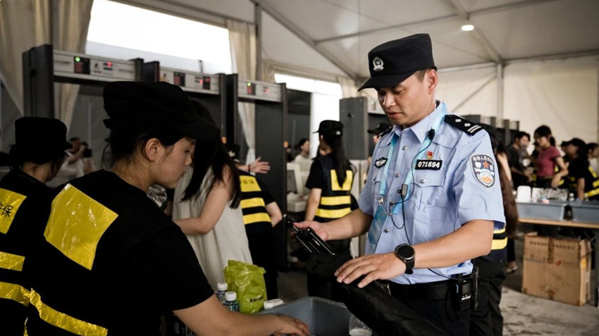 执勤中的公安民警。成都高新公安供图