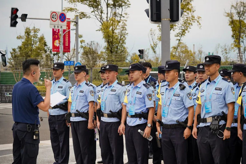 执勤中的公安民警。成都高新公安供图