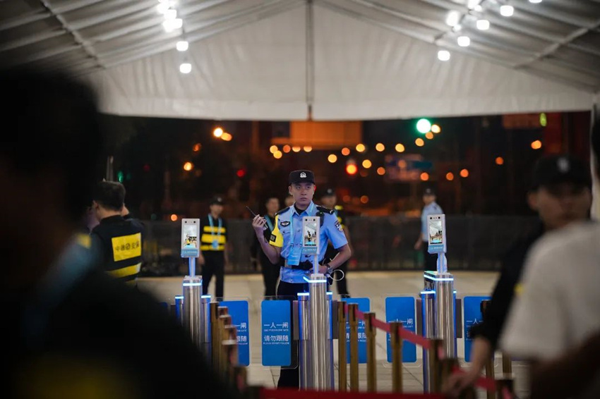 执勤中的公安民警。成都高新公安供图