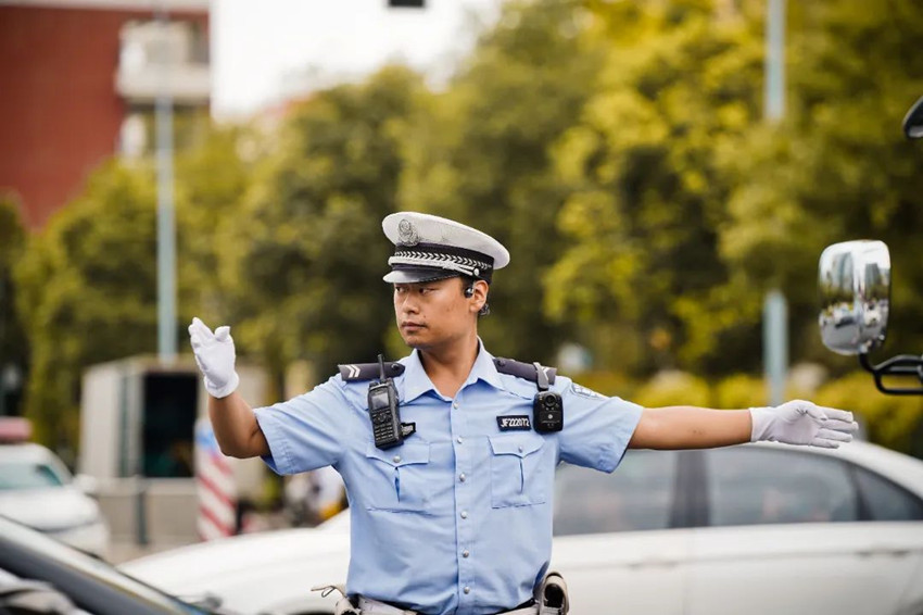 执勤中的公安民警。成都高新公安供图