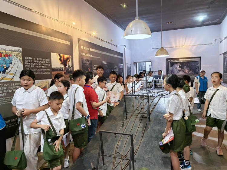 学生们参观矿山博物馆。叙州区融媒体中心供图