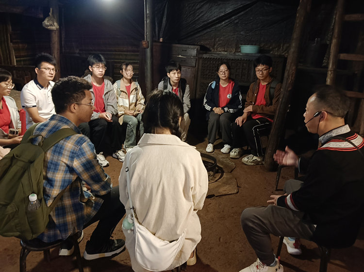 实践队员在三河村参观调研红色旅游产业发展情况。王慧玉供图