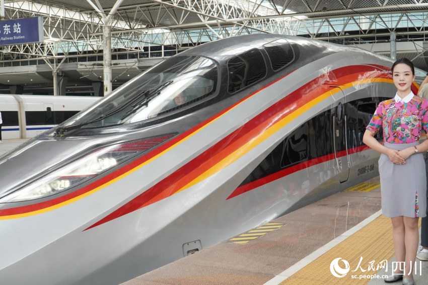 “世运蓉港行”主题列车。实习生杨铠乐摄