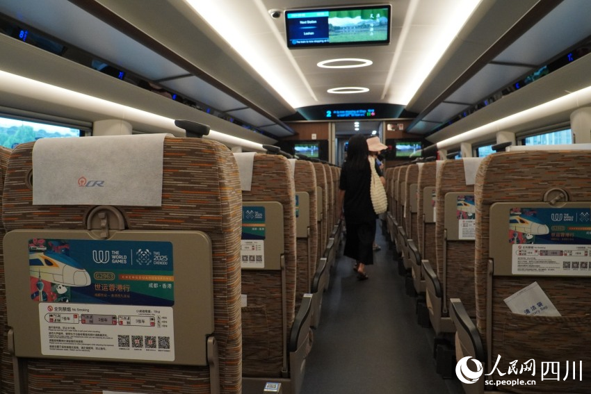“世运蓉港行”主题列车车厢内部主题装饰。实习生杨铠乐摄
