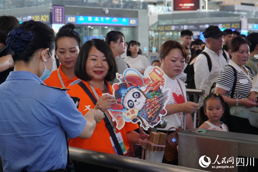 赴港嘉宾们排队通过闸机。实习生杨铠乐摄