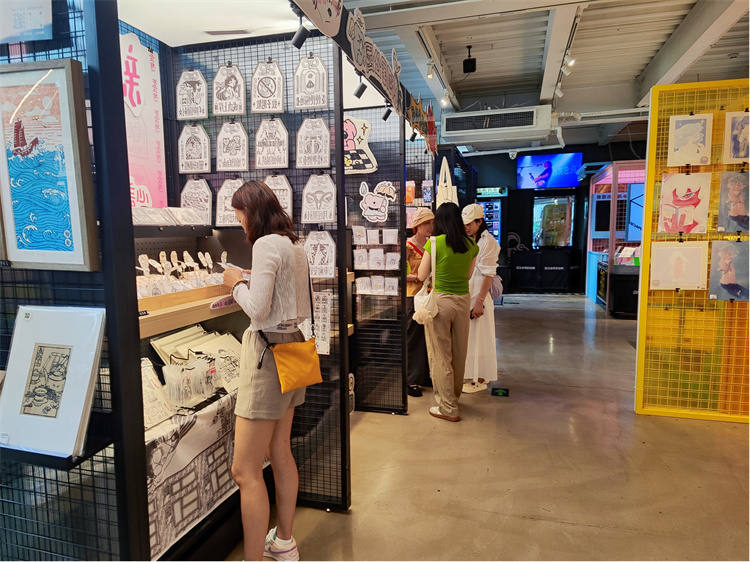 市民游客选购文创产品。青羊区融媒体中心供图
