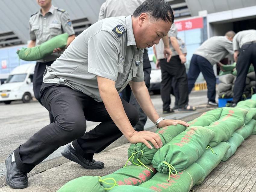 物流中心开展防洪防汛现场处置活动。成都市烟草专卖局（公司）供图