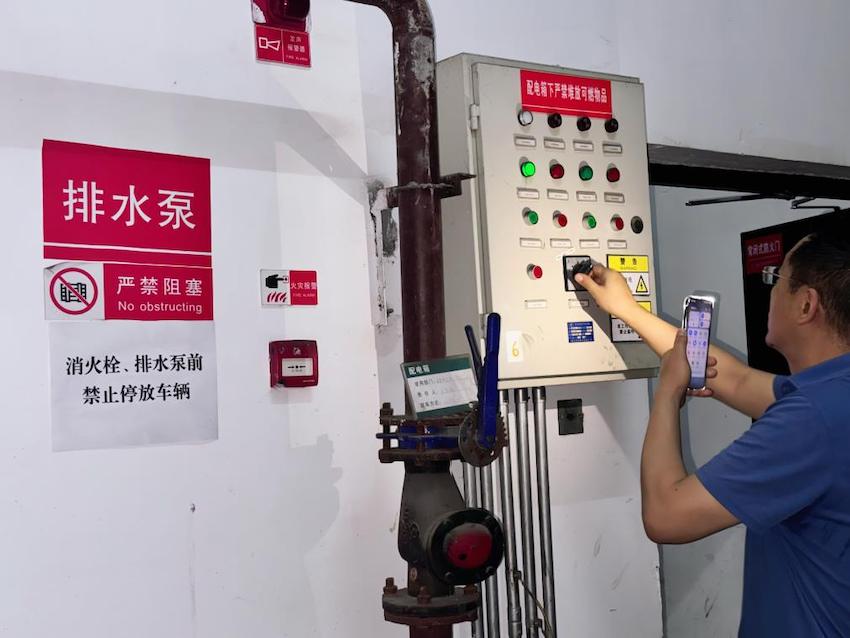 物流中心对排水泵进行功能检查。成都市烟草专卖局（公司）供图