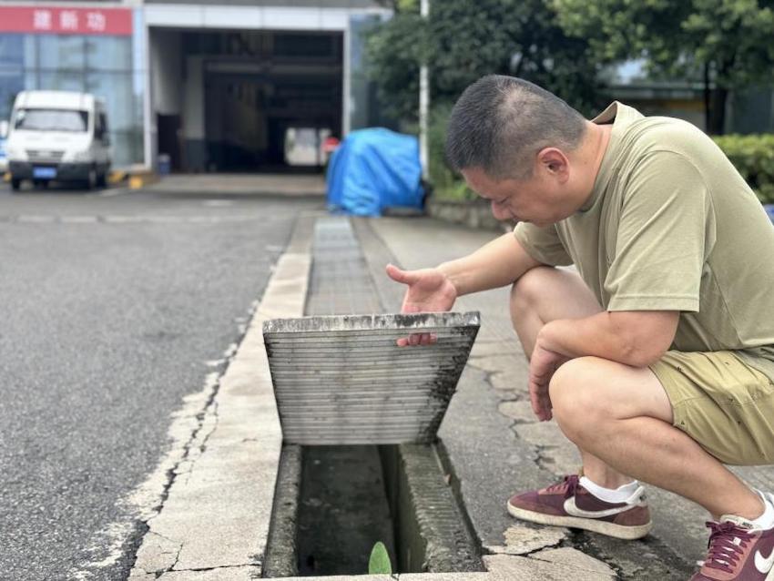防洪值班员对园区排水口进行检查。成都市烟草专卖局（公司）供图