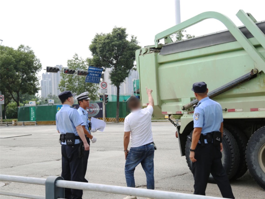成都交警对重型自卸货车进行检查。成都交警供图