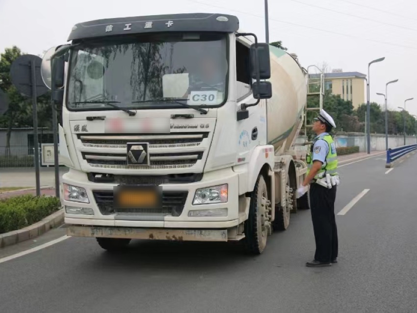 成都交警严查货车超载。成都交警供图