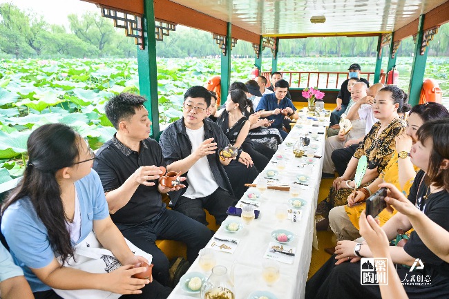 刘勇与来宾交流心得体会。 人民创意供图