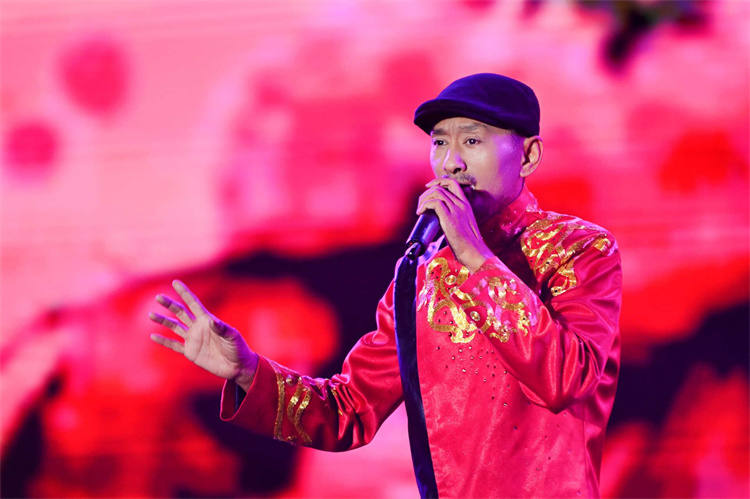 歌手阿宝演唱歌曲。王亦民摄