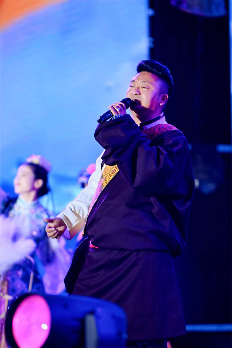 松潘本地歌手其美容中演唱主题歌曲。王亦民摄