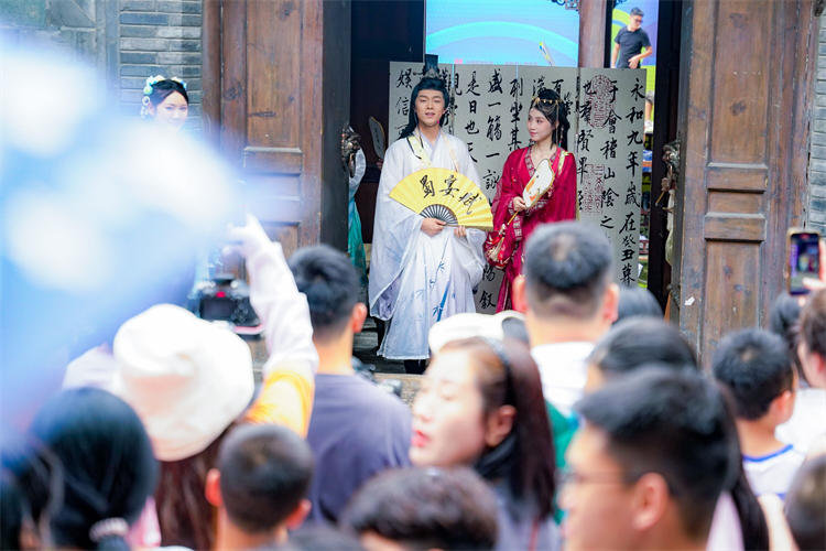 身着古装再现爱情故事。宽窄巷子景区供图