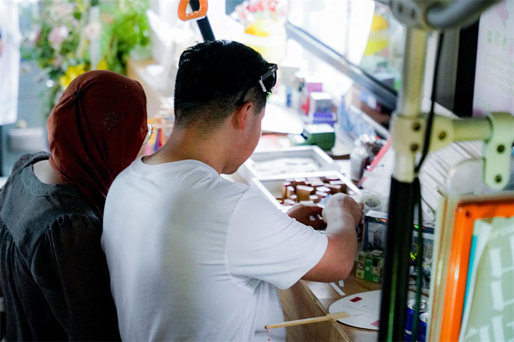 一对情侣选购商品。宽窄巷子景区供图