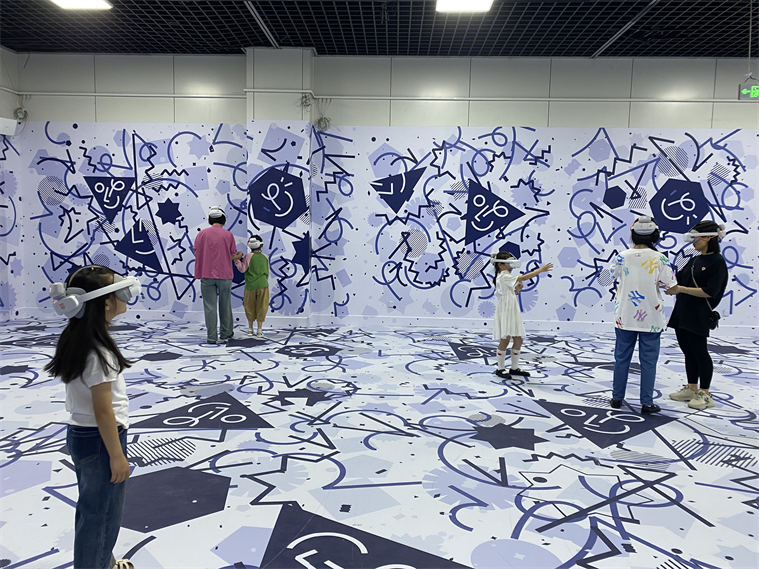 游客参观四川博物馆。青羊区融媒体中心供图