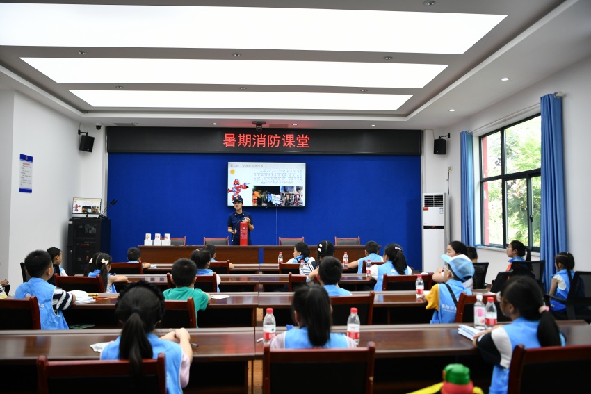 消防员正在给孩子们上暑期消防安全课。德阳市消防救援支队供图