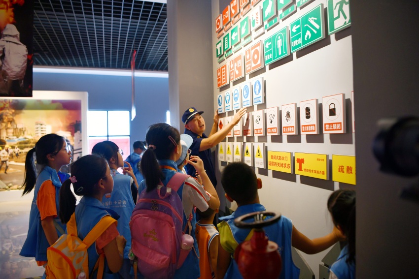 正在参观的小记者们。德阳市消防救援支队供图