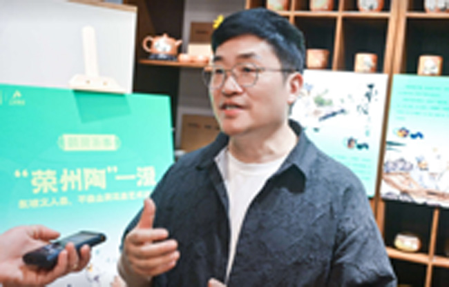 刘勇向记者讲述“荣州陶”的时代发展新故事。陈悦供图