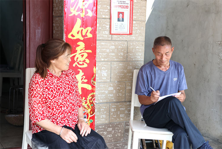 人大代表入户了解民情。绵竹市融媒体中心供图