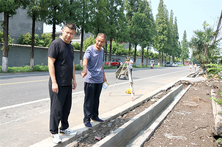 人大代表现场查看排洪沟改造施工工程进度。绵竹市融媒体中心供图