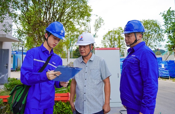 国网南充供电公司工作人员正在为用户宣传讲解错峰用电相关政策。吕欢摄
