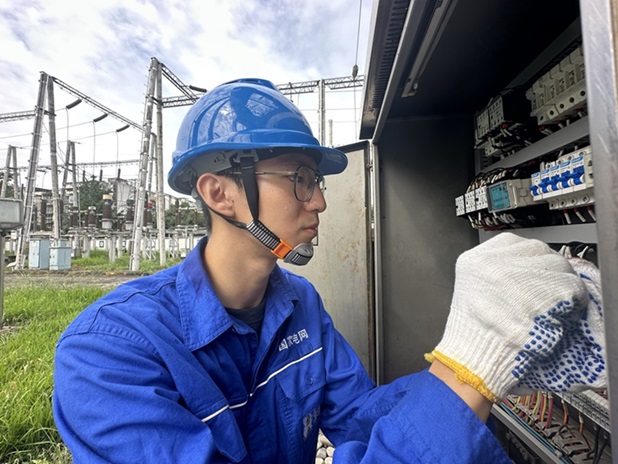 在110千伏柳城变电站，国网成都供电公司工作人员正在处理2号主变风冷电源故障。刘莞义摄