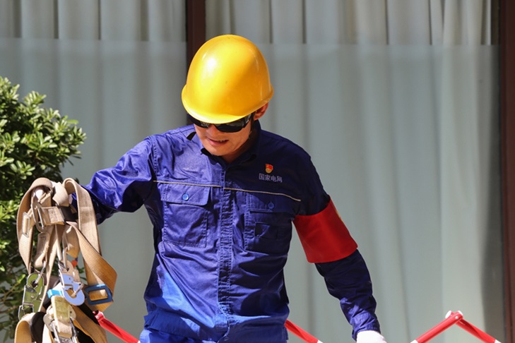 在南充市顺庆区，国网南充供电公司工作人员完成带电作业后浑身湿透。黄燕摄