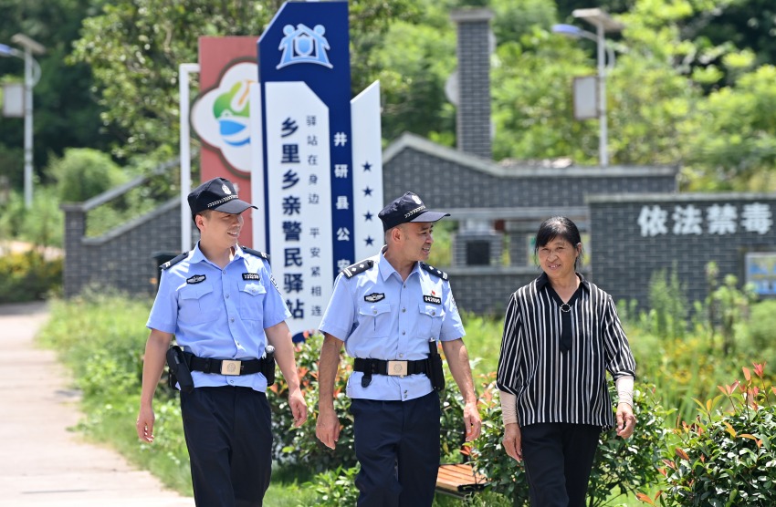 民輔警駐守在“鄉裡鄉親警民驛站”提高了見警率、管事率。張磊供圖