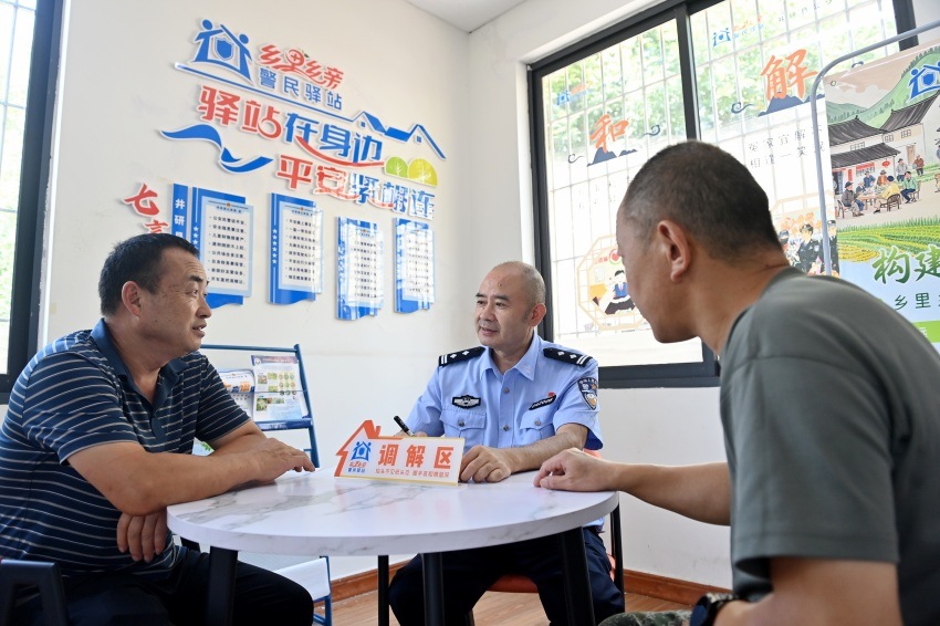 村民有問題可以及時在“鄉裡鄉親警民驛站”解決。張磊供圖