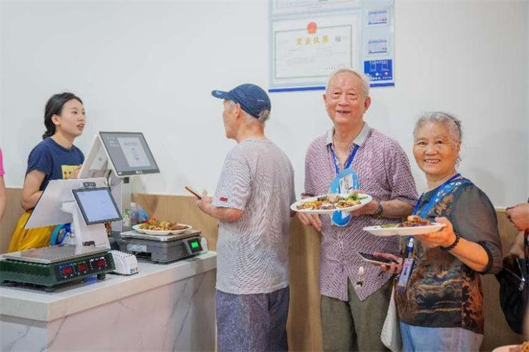 市民排队取菜付钱。天府新区融媒体中心供图
