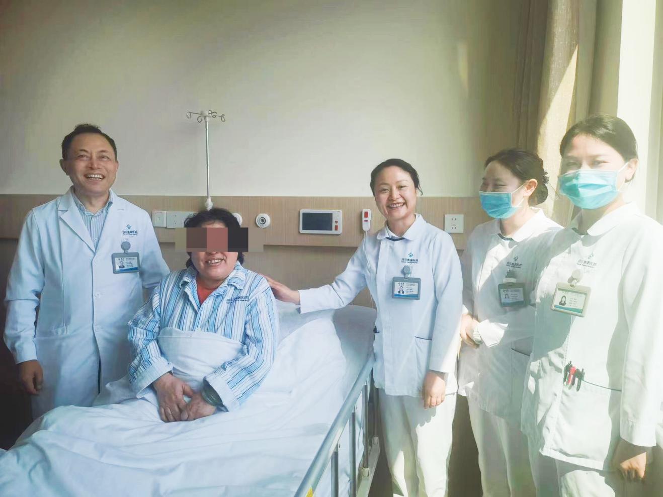 包勇看望病人（左一）。受訪者供圖
