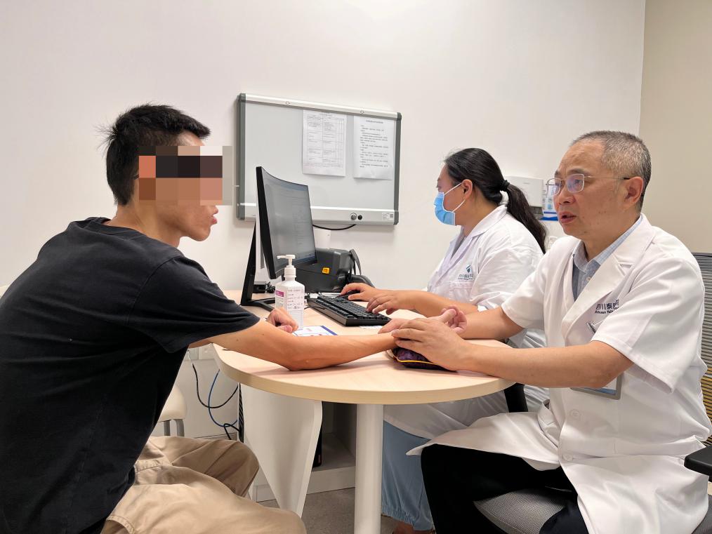 周建伟正在诊治。受访者供图
