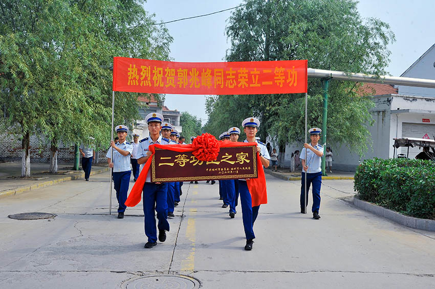 “二等功臣之家”牌匾和荣立二等功的喜报送到郭兆峰同志的家中。广元消防供图