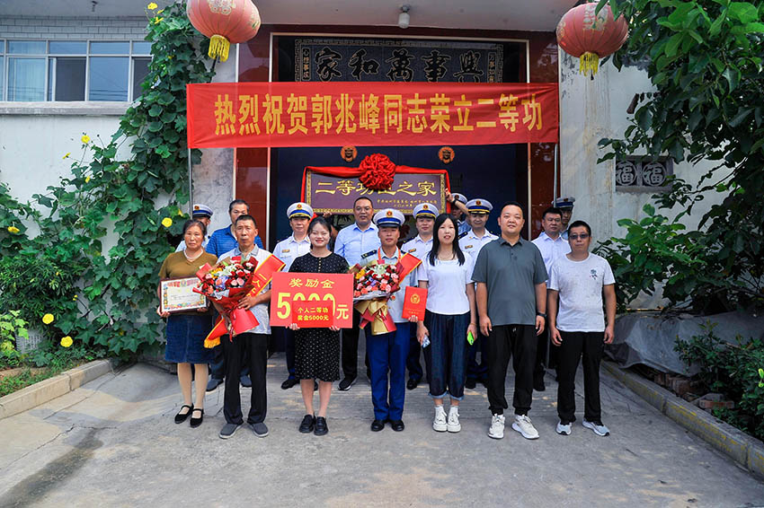 “送奖报喜团”与郭兆峰亲属大合影。广元消防供图