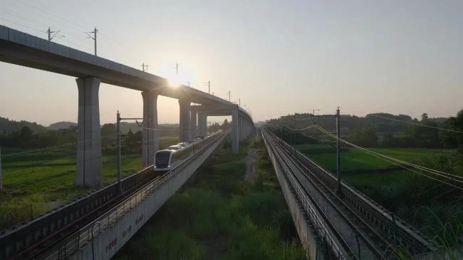 軌道交通資陽線上跨成都地鐵機場專線。成都軌道集團供圖