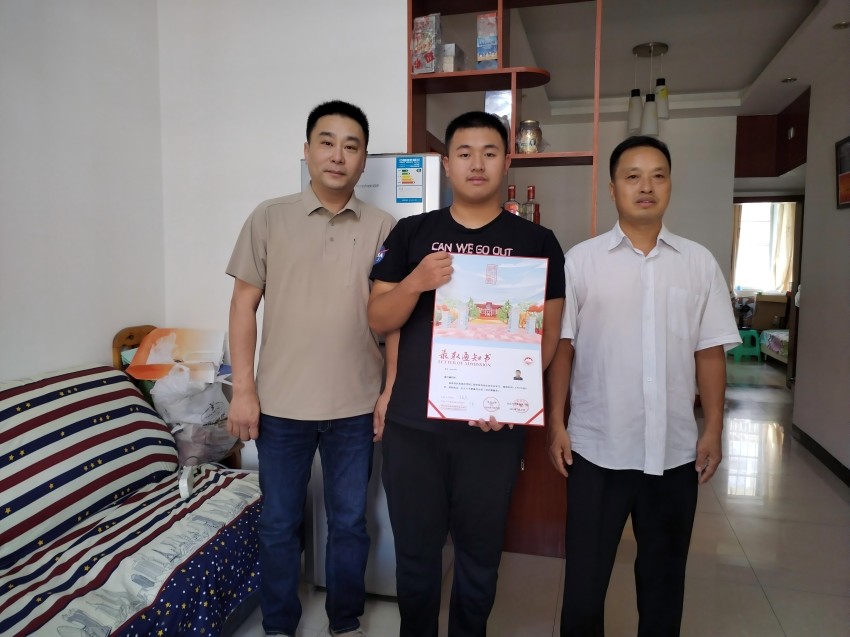 看望升学干部职工。乐至县烟草专卖局（分公司）供图