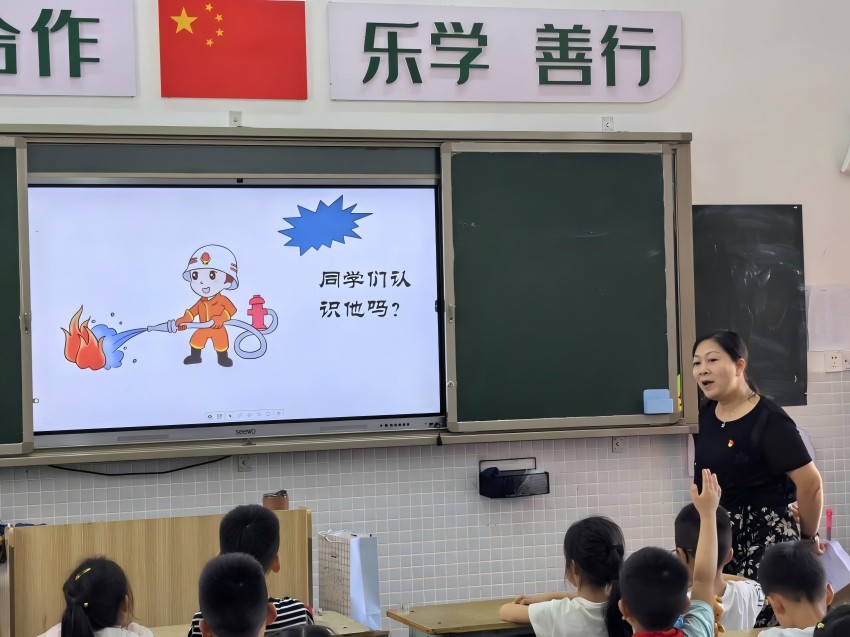 安全管理员进学校开展安全宣传课活动。内江市烟草专卖局（公司）供图
