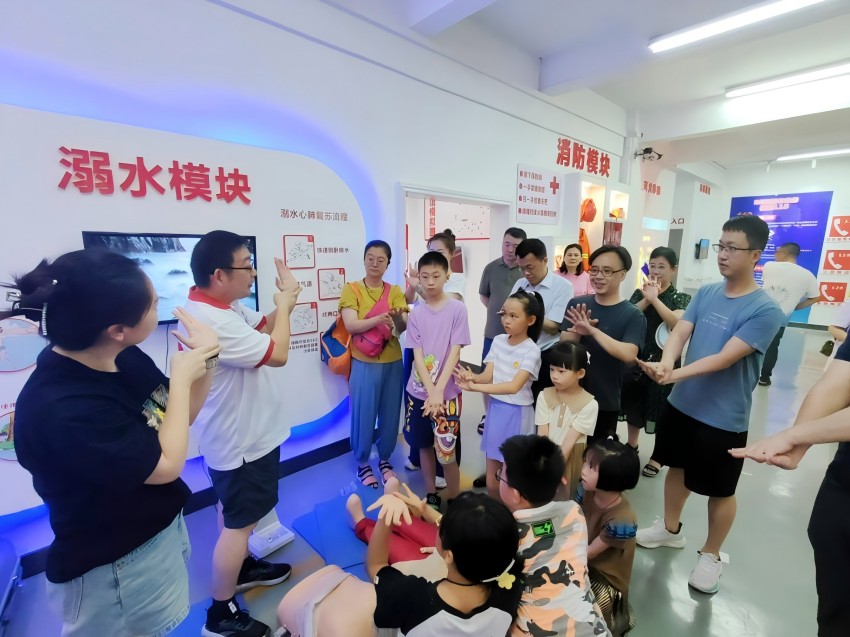 在内江市红十字中心安全馆向工作人员学习急救知识。内江市烟草专卖局（公司）供图