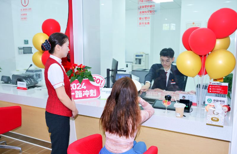 网点办理业务。中信银行成都分行供图