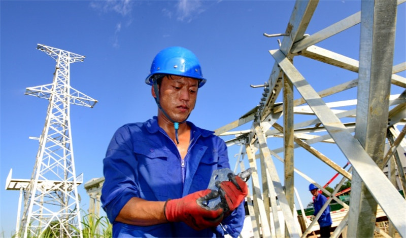 8月12日，当天气温高达38度，国网成都蜀电电建分公司施工作业人员不惧酷暑，在成都邛崃市高埂街道 ，对高埂配套工程110千伏线路新建工程（高埂-赵塔侧）N6塔进行塔材组装。陈翔摄