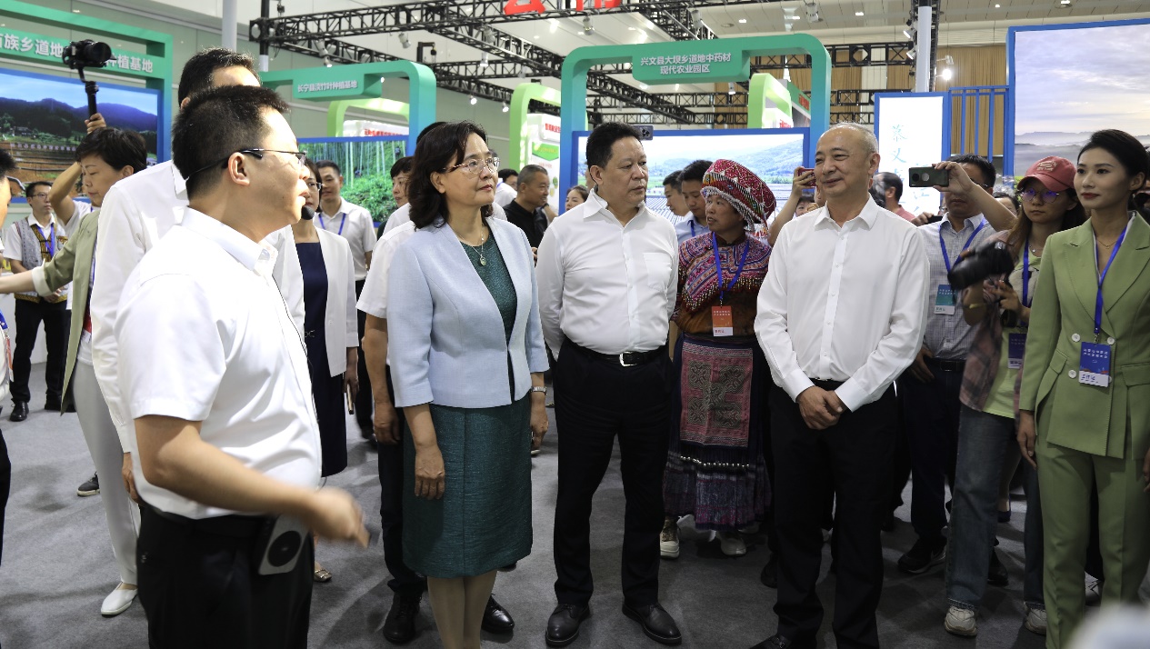 领导巡展。四川省中医药管理局供图