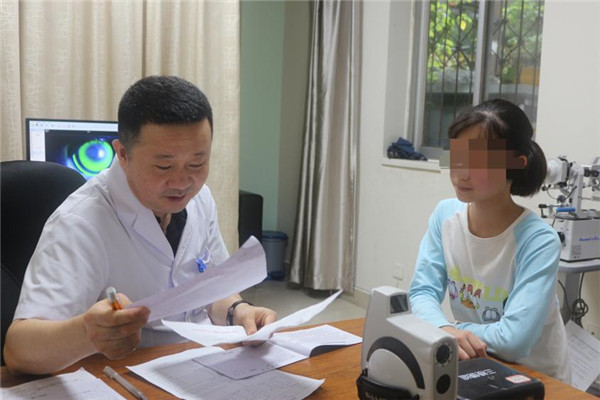 爱尔眼科四川省区副总院长林江正在为患者看诊。爱尔眼科四川省区供图