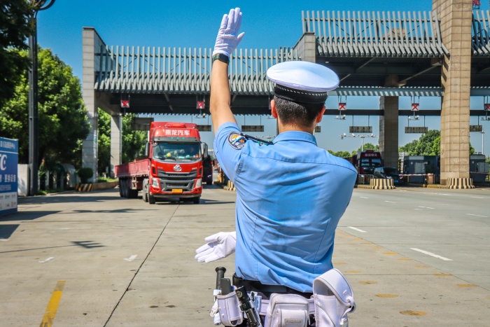 成都交警第十分局民警开展路面值守工作。成都交警第十分局供图